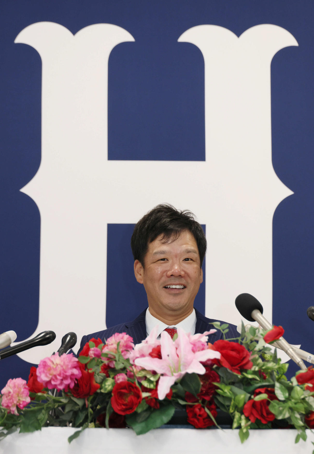 広島のヘッドコーチへの就任が決まり、会見する藤井彰人氏（撮影・加藤孝規）