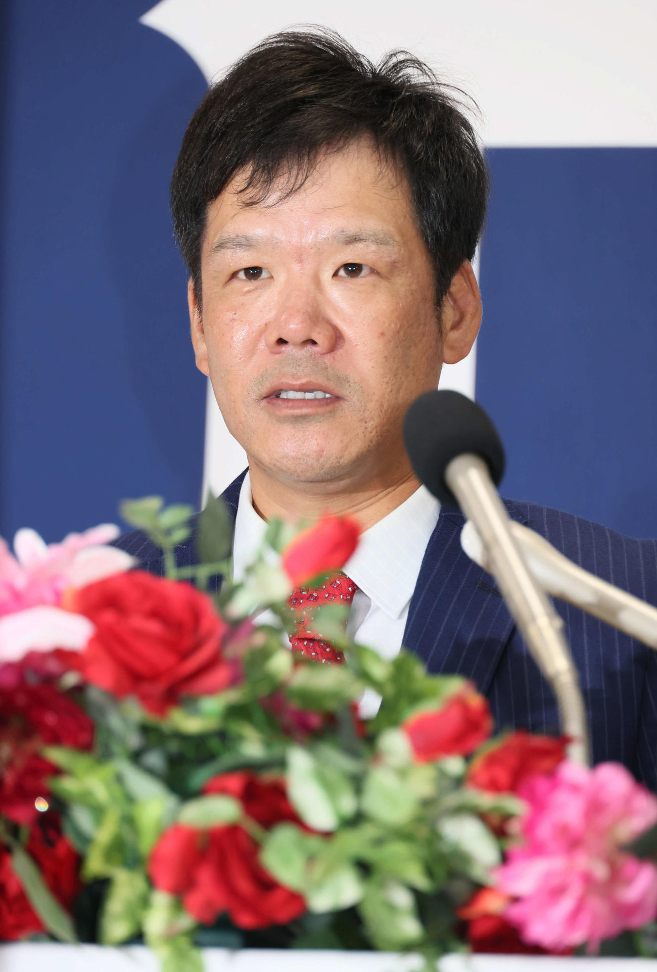 広島のヘッドコーチへの就任が決まり、会見する藤井彰人氏（撮影・加藤孝規）