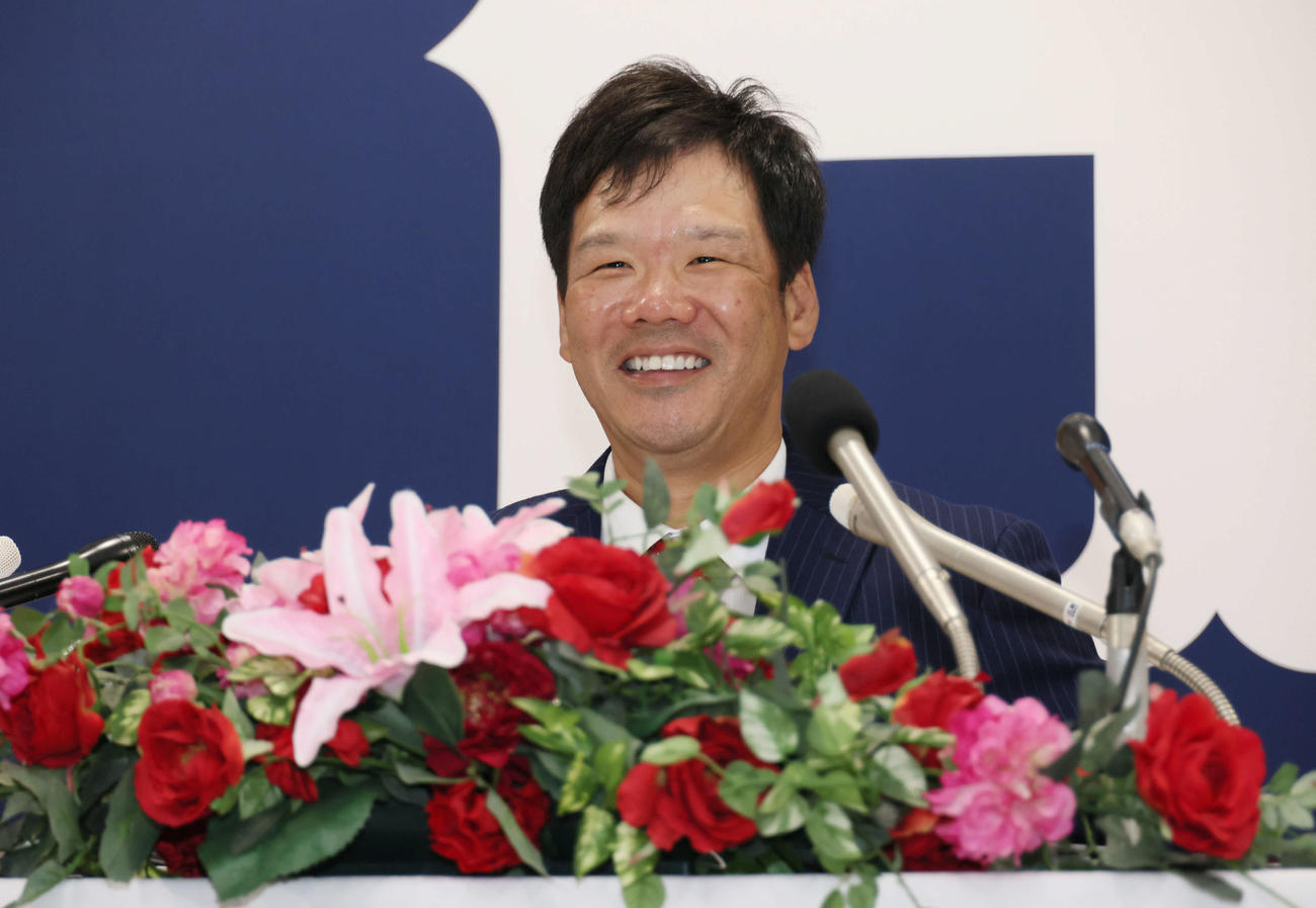広島のヘッドコーチへの就任が決まり、会見する藤井彰人氏（撮影・加藤孝規）