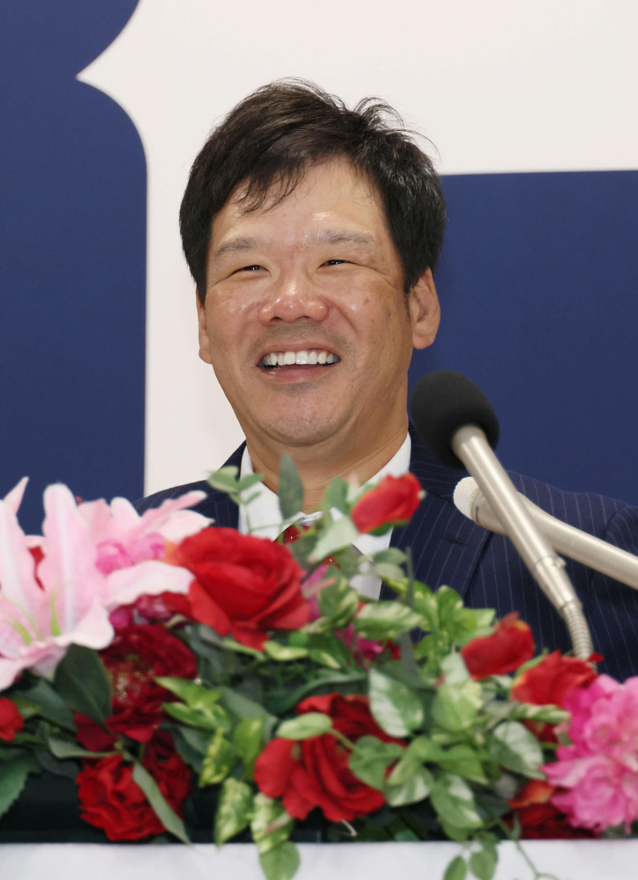 広島のヘッドコーチへの就任が決まり、会見する藤井彰人氏（撮影・加藤孝規）