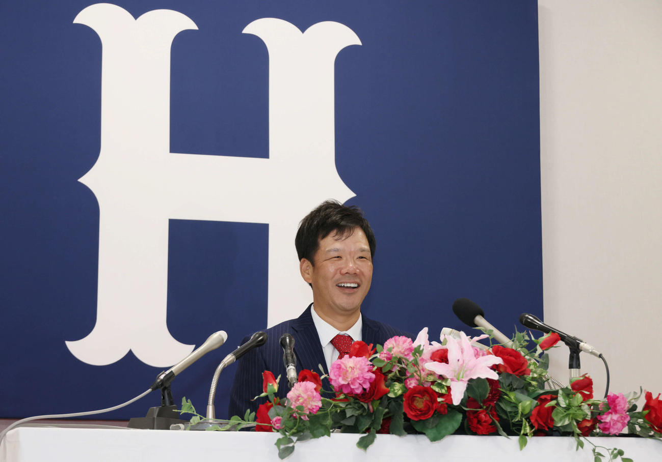 広島のヘッドコーチへの就任が決まり、会見する藤井彰人氏（撮影・加藤孝規）