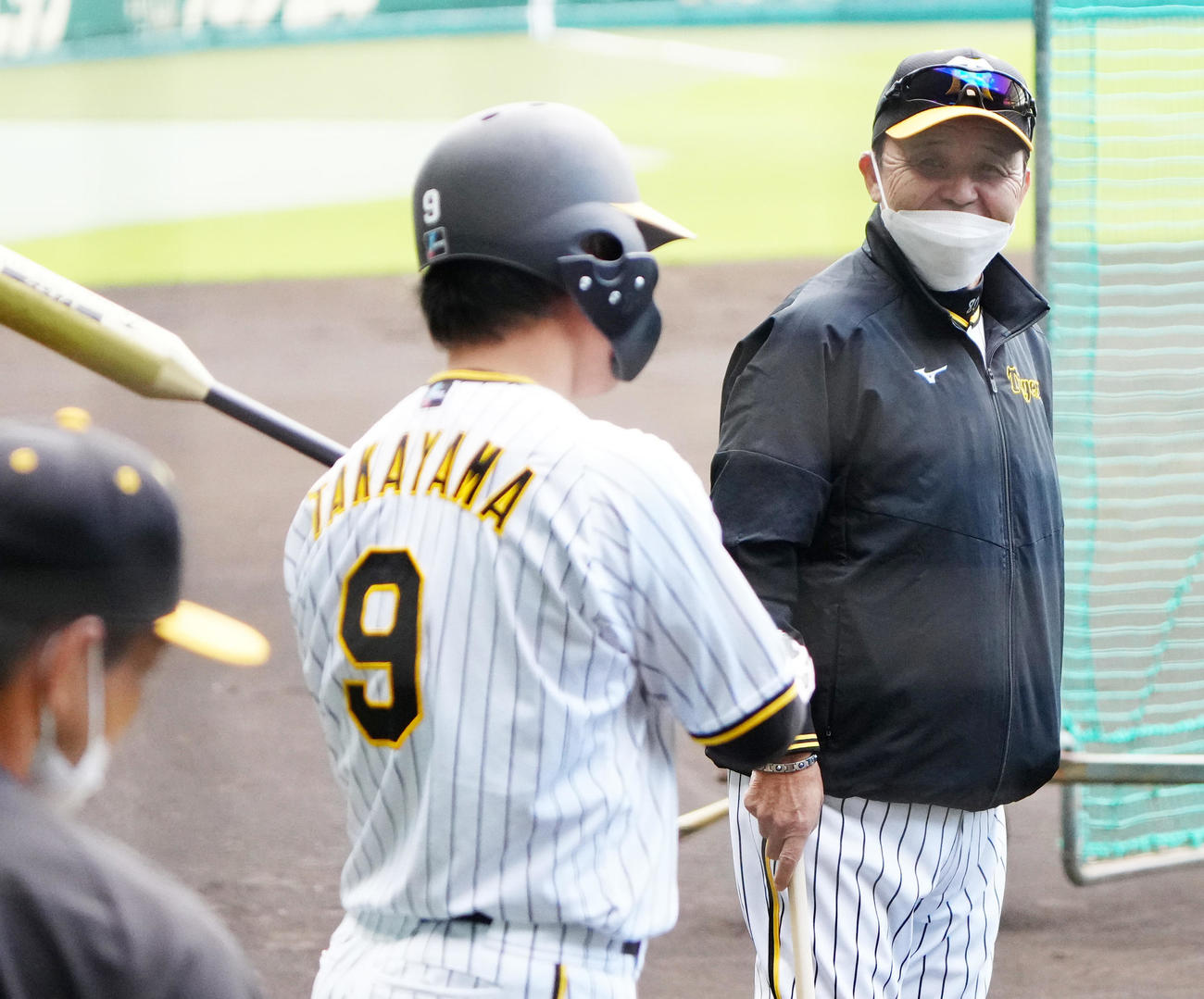 打撃練習で阪神高山（手前）と笑顔で話す岡田監督（撮影・清水貴仁）