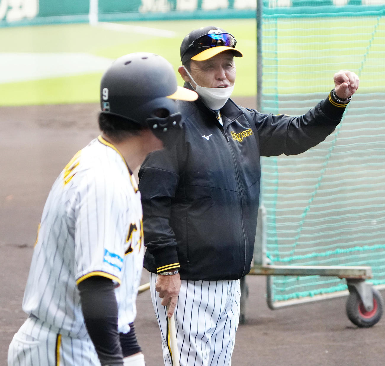 打撃練習で阪神高山（手前）と笑顔で話す岡田監督（撮影・清水貴仁）
