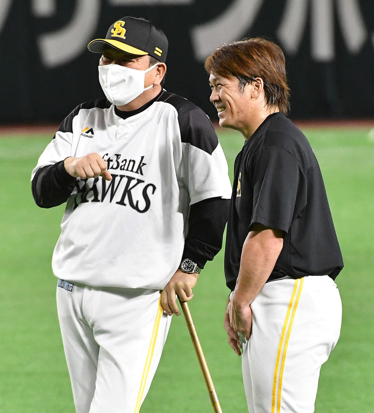 甲斐（右）と談笑する藤本監督（撮影・岩下翔太）
