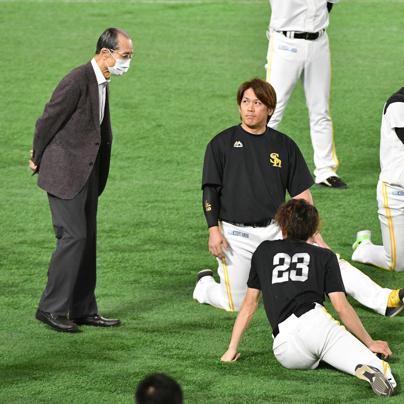 周東（右端）、甲斐（右から2人目）と話す王球団会長（撮影・岩下翔太）