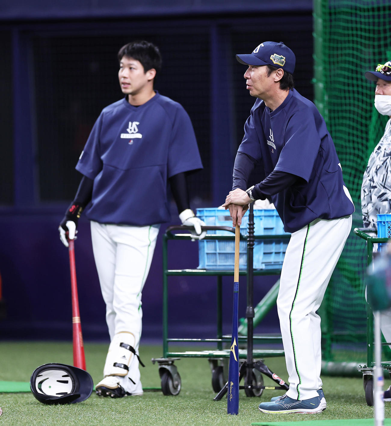 試合前、会話を交わすヤクルトの山田（左）と高津監督（撮影・足立雅史）