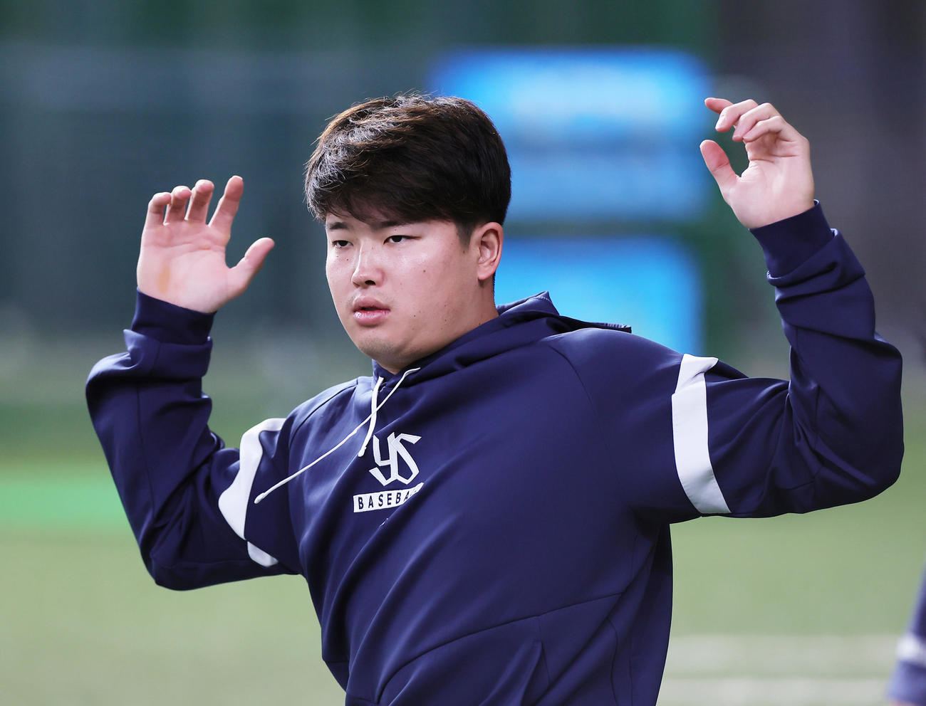試合前、体を動かすヤクルト村上（撮影・足立雅史）