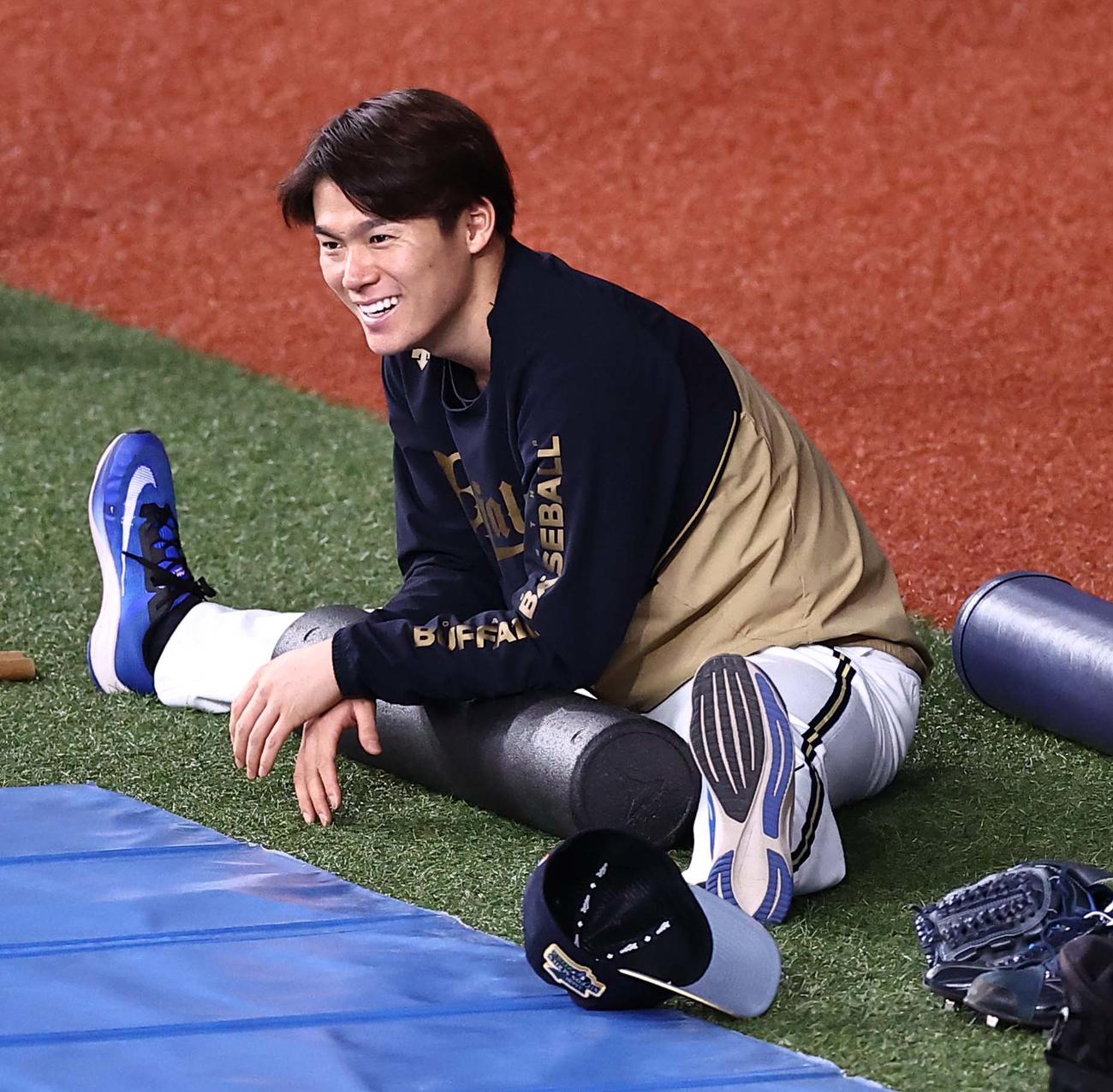 ヤクルト対オリックス　笑顔を見せながらストレッチをする山本（撮影・上田博志）