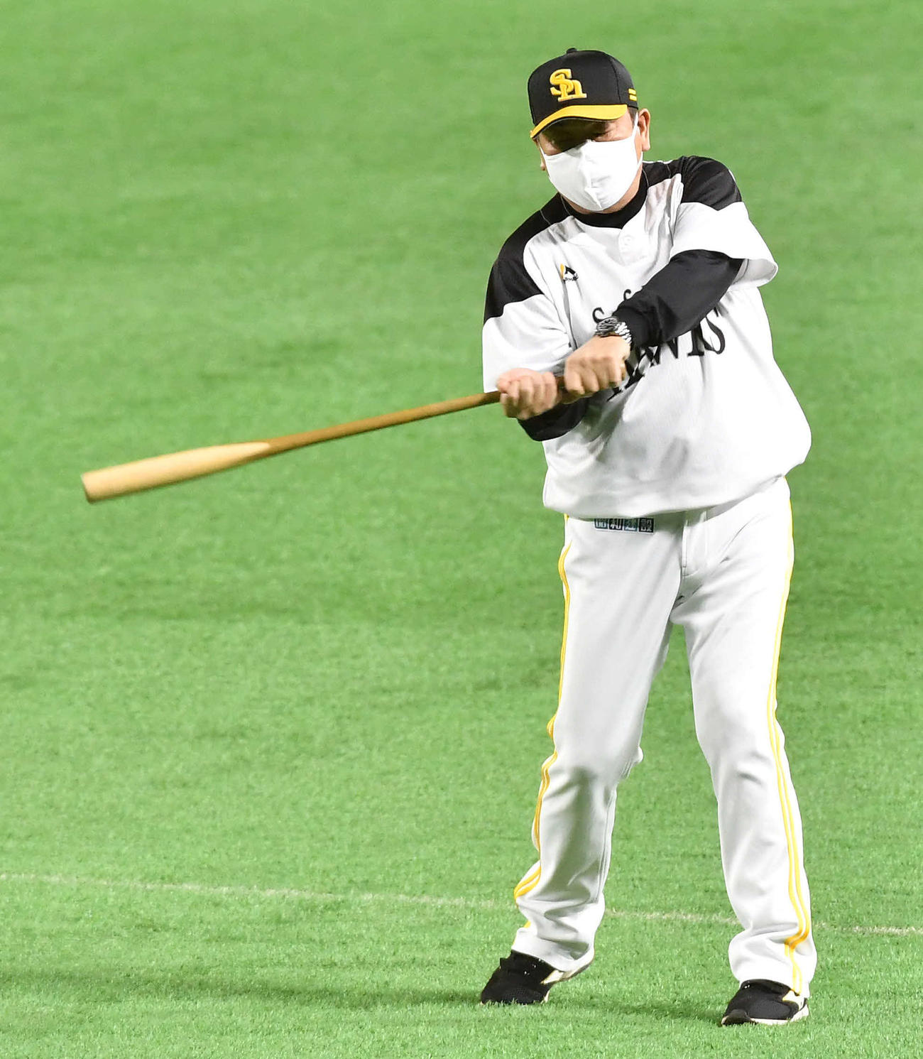 素振りをする藤本監督（撮影・岩下翔太）