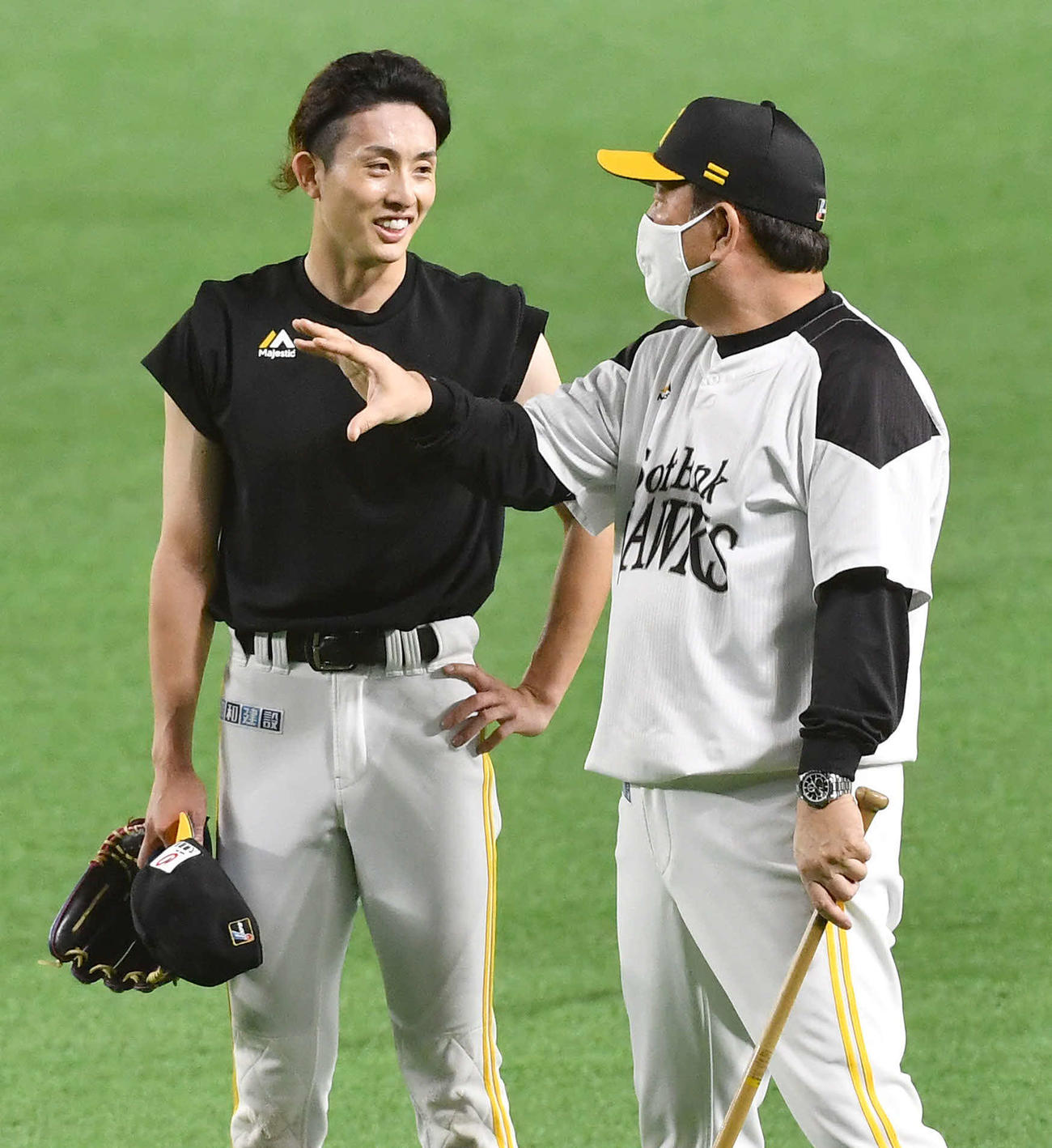 藤本監督（右）と話す周東（撮影・岩下翔太）