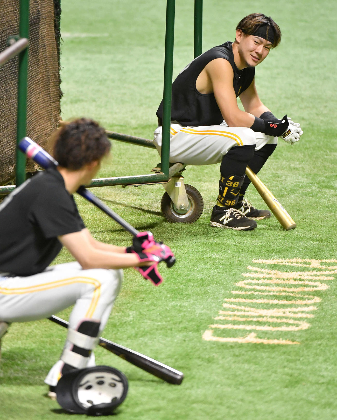 周東（左）と話す牧原大（撮影・岩下翔太）
