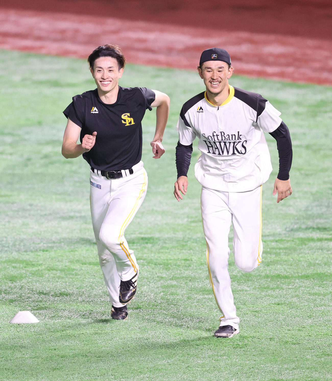 笑顔でダッシュする周東佑京と三森大貴（右）（撮影・梅根麻紀）