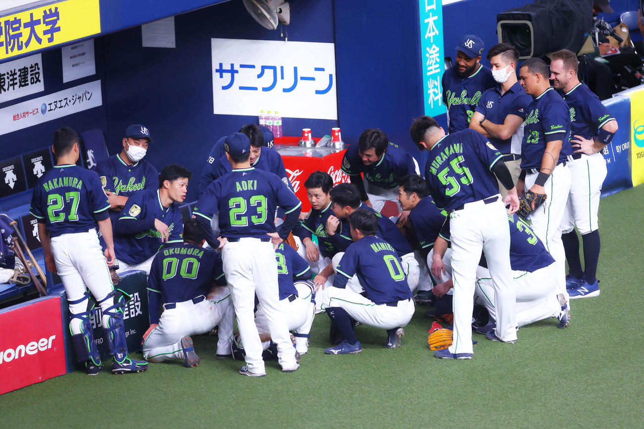 オリックス対ヤクルト　試合前円陣を組むヤクルトの選手たち（撮影・河田真司）