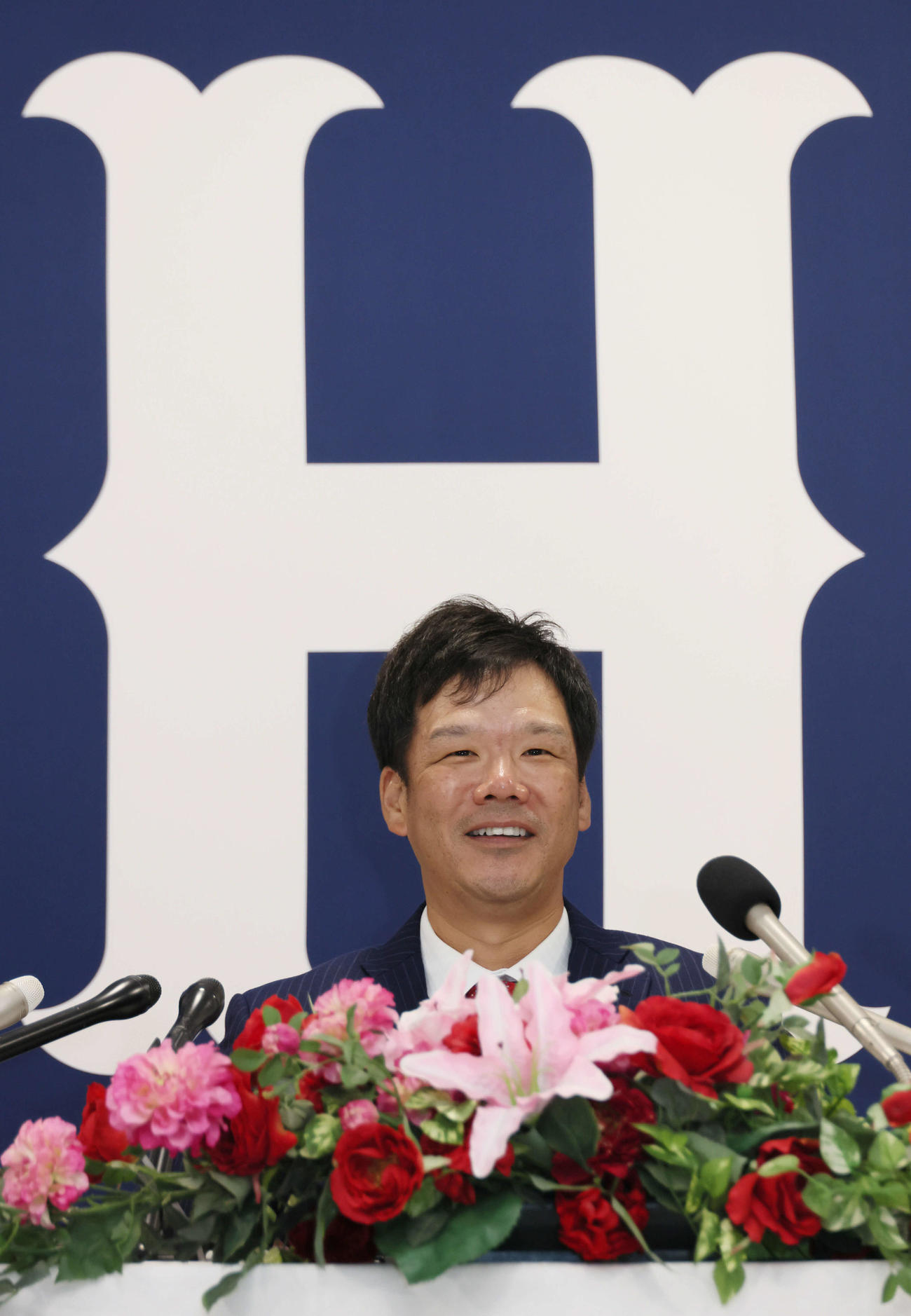 広島のヘッドコーチへの就任が決まり、会見する藤井彰人氏（撮影・加藤孝規）