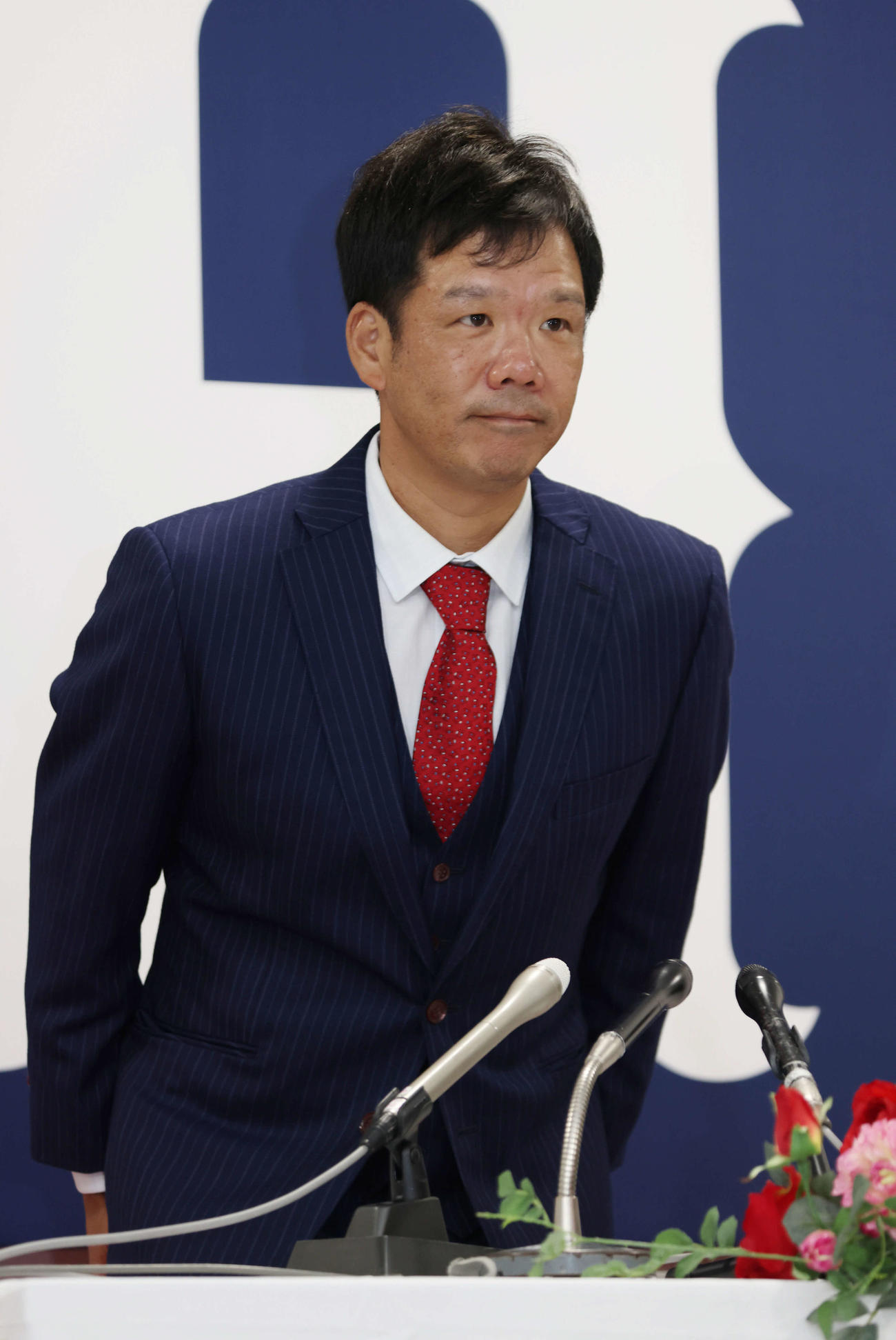 ヘッドコーチ就任会見で一礼する藤井彰人氏（撮影・加藤孝規）