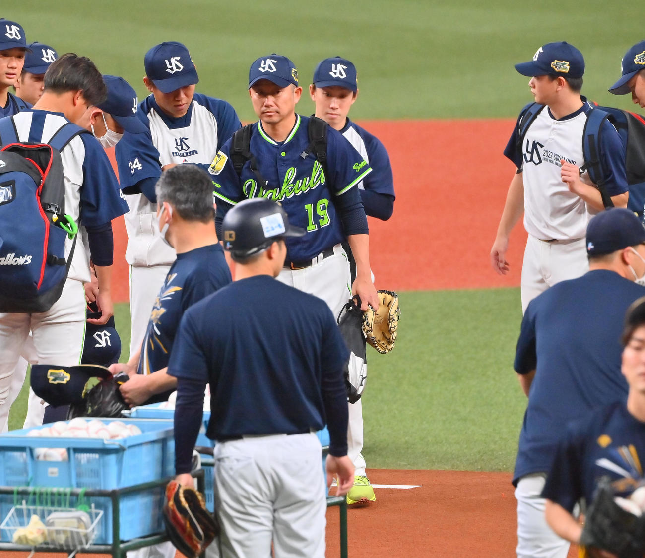 京セラドームのマウンドを確認するヤクルト石川（撮影・和賀正仁）