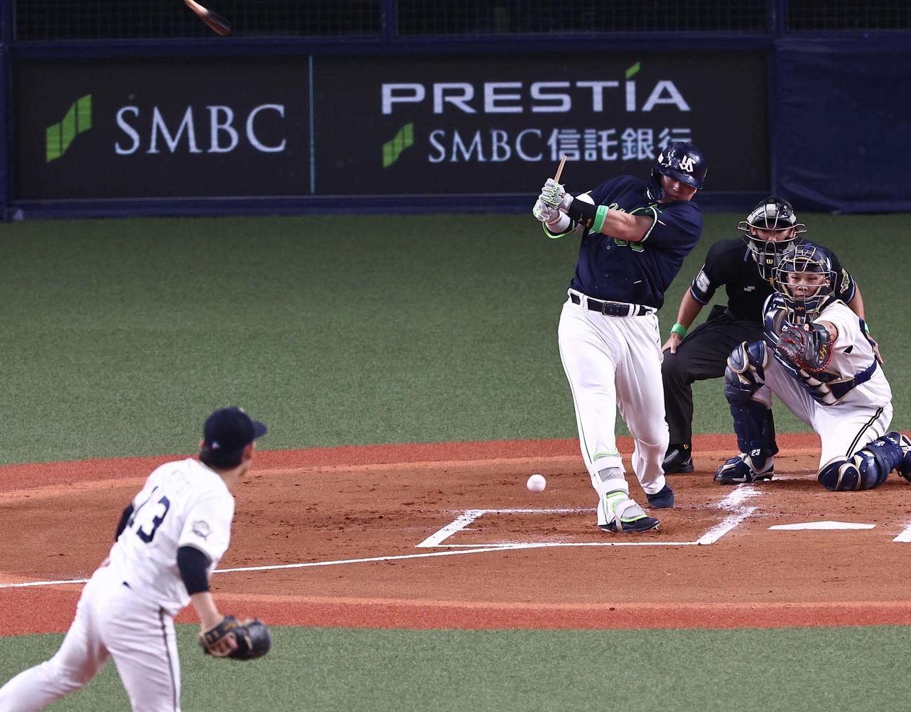 日本シリーズ第3戦　ヤクルト対オリックス　2回表ヤクルト無死、村上は宮城にバットを折られ投ゴロに倒れる（撮影・上田博志）