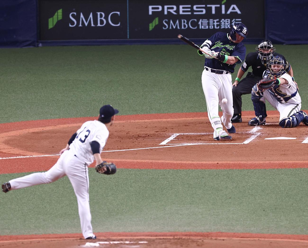 日本シリーズ第3戦　ヤクルト対オリックス　2回表ヤクルト無死、村上は宮城にバットを折られ投ゴロに倒れる（撮影・上田博志）