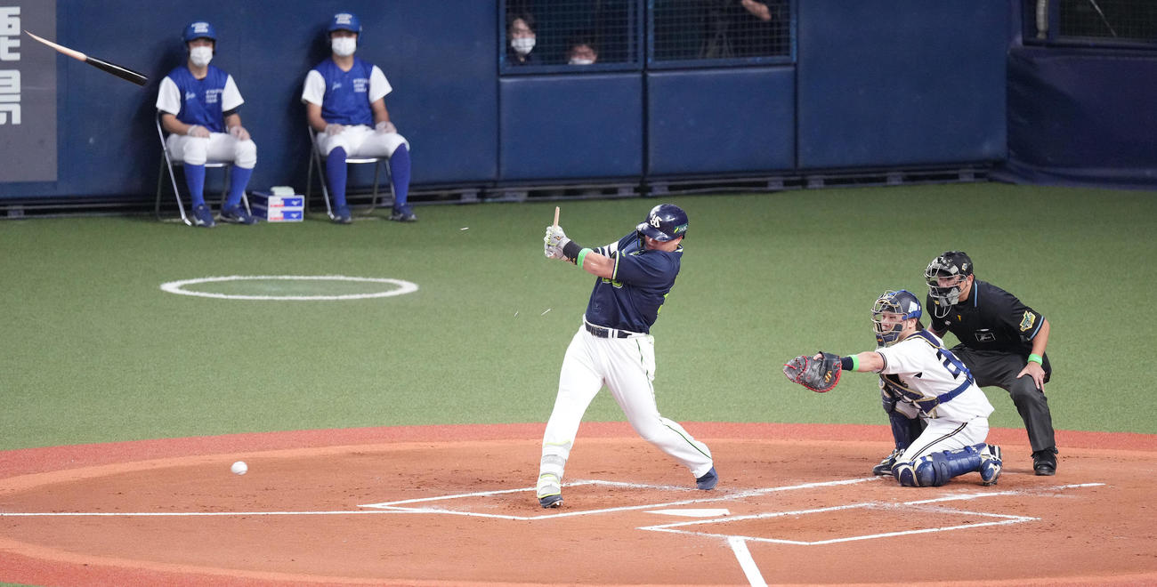 オリックス対ヤクルト　2回表ヤクルト無死、バットを折りながら打つも投ゴロに倒れる村上（撮影・鈴木みどり）