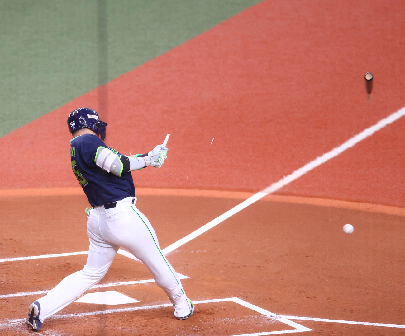 オリックス対ヤクルト　2回表ヤクルト無死、バットを折る村上（撮影・河田真司）