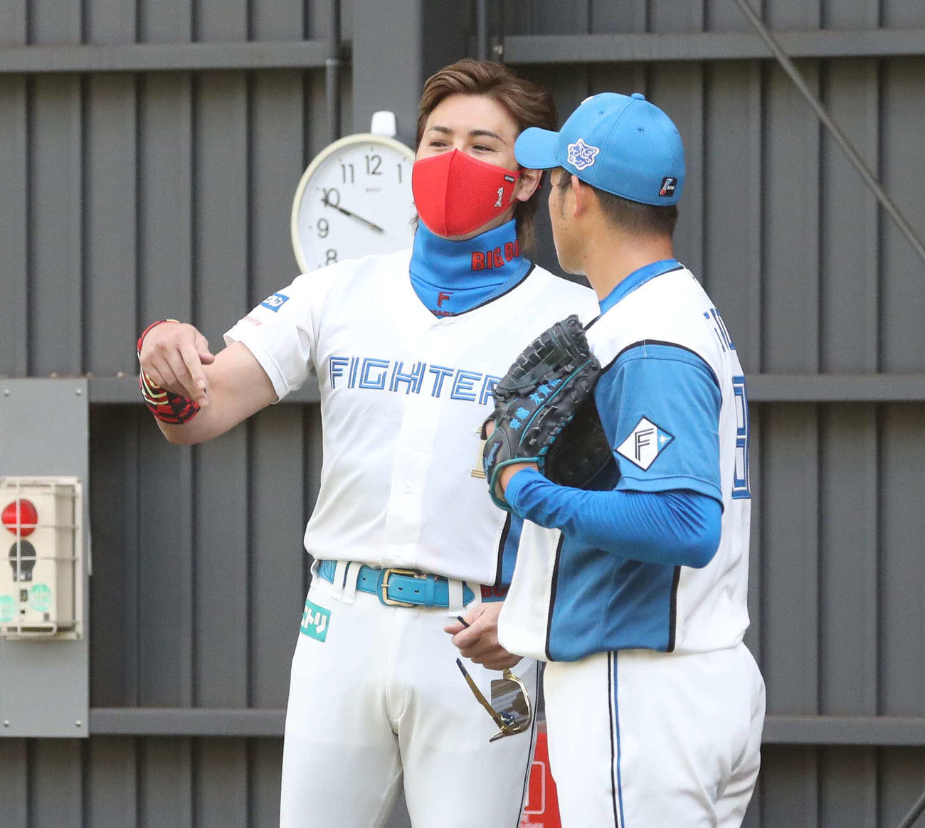 阪神から移籍してきた斎藤とブルペンで話す新庄監督（撮影・黒川智章）