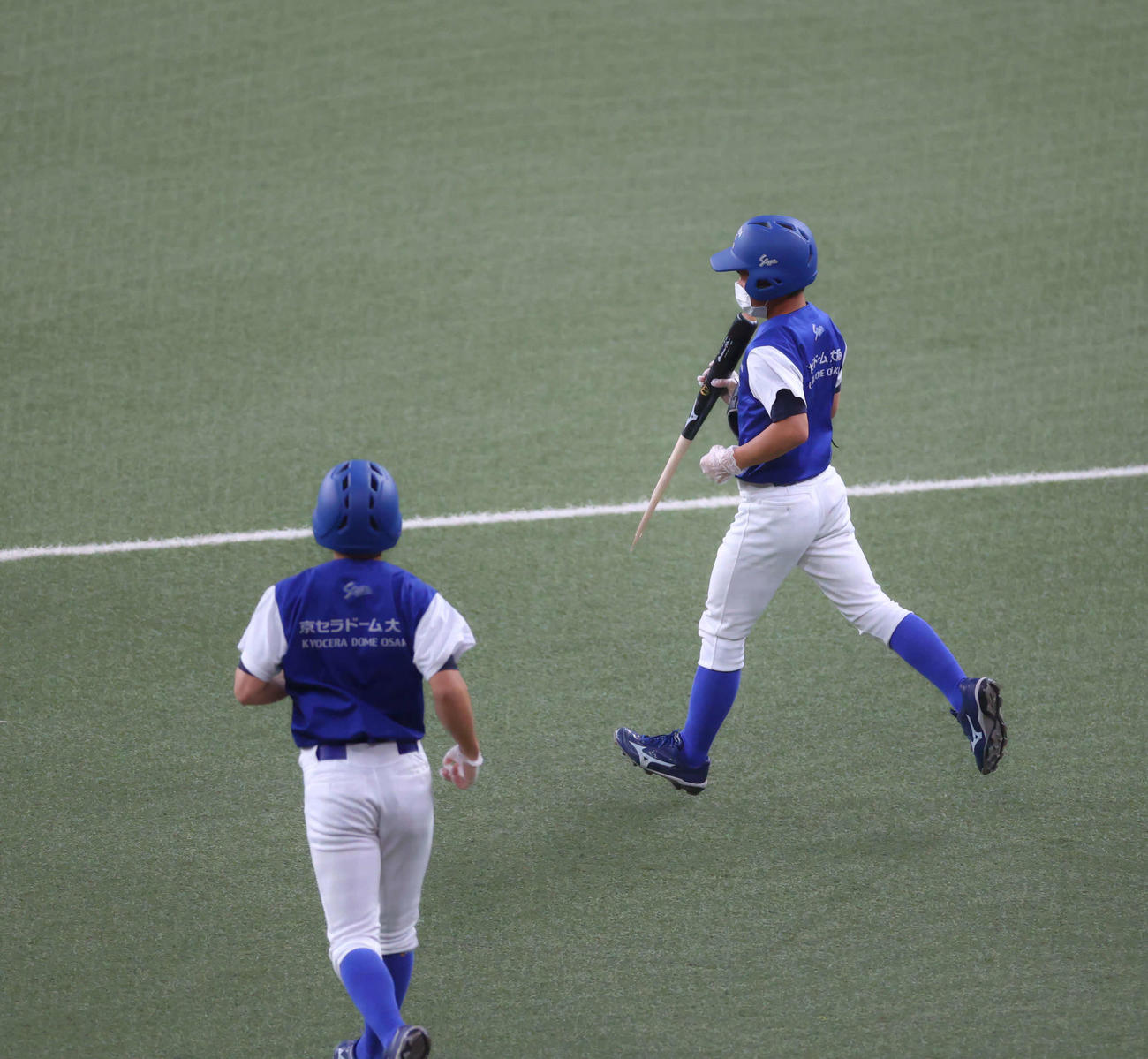 オリックス対ヤクルト　2回表ヤクルト無死、村上が折ったバットは一塁線後方まで転がる（撮影・河田真司）