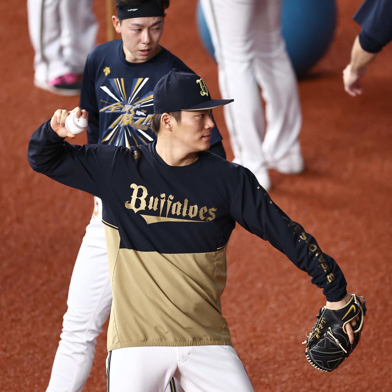 日本シリーズ第3戦　ヤクルト対オリックス　外野の壁に向かってボールを投げる山本（撮影・上田博志）