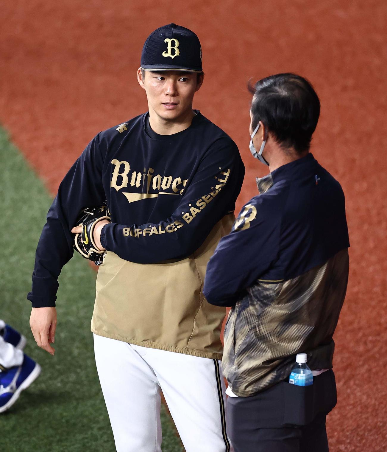 日本シリーズ第3戦　ヤクルト対オリックス　山本（左）は長谷川副GMと言葉を交わす（撮影・上田博志）
