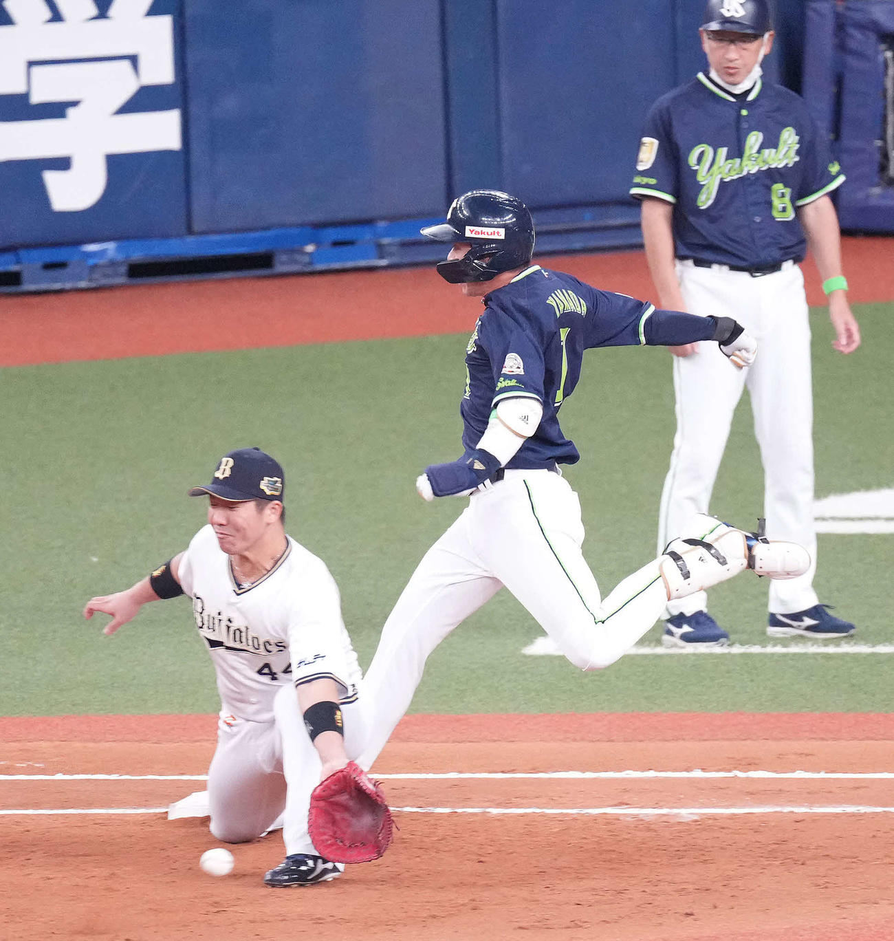オリックス対ヤクルト　3回表ヤクルト2死、二塁内野安打を放ち一塁へ駆け込む山田。一塁手頓宮（撮影・鈴木みどり）