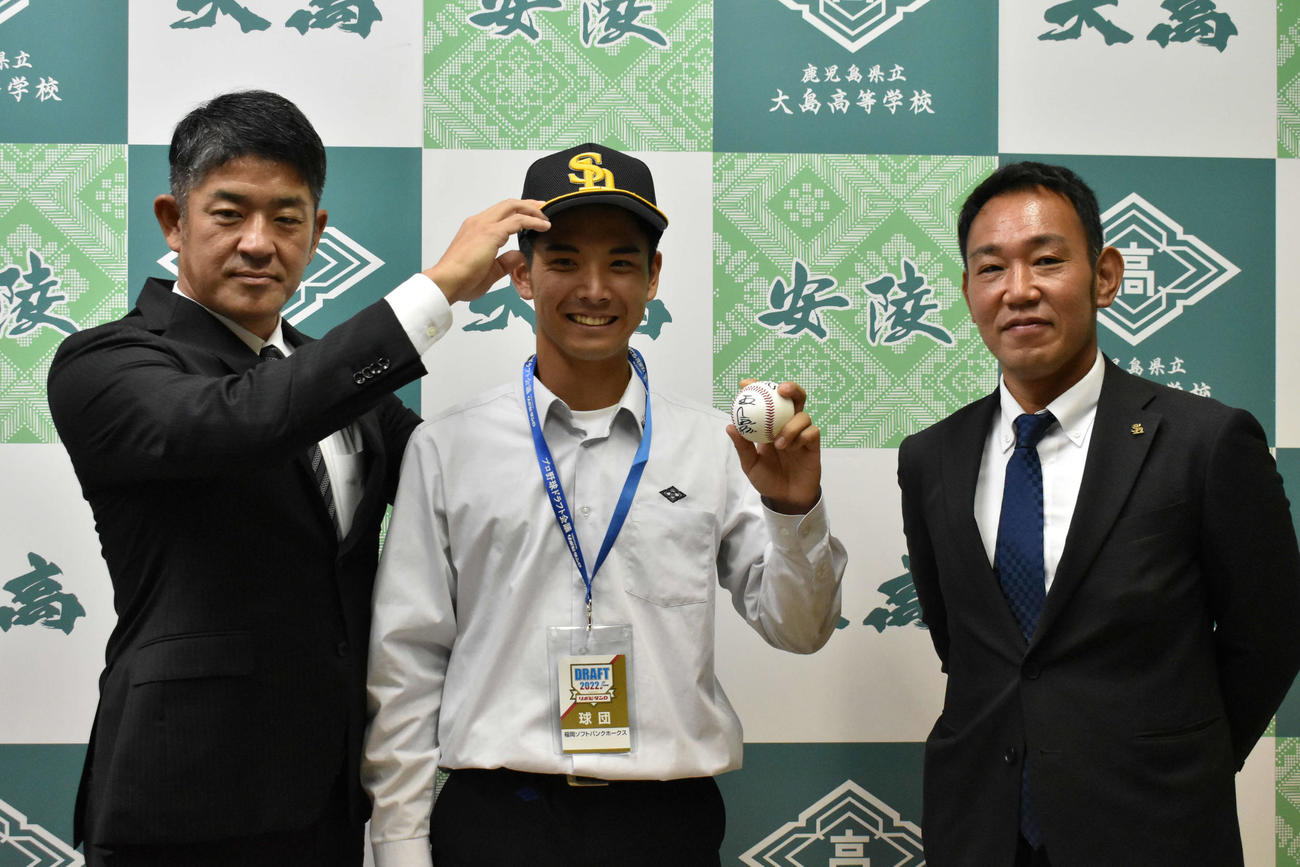 ソフトバンク福山アマスカウトチーフ（左）から帽子をかぶせてもらう大島・大野稼頭央（中央）。右は加藤アマスカウト（撮影・只松憲）