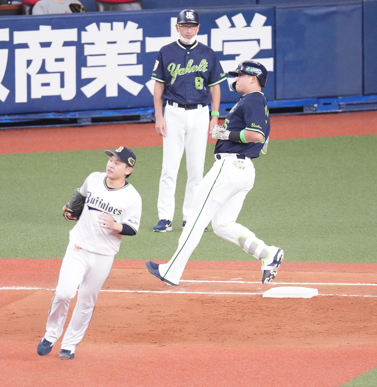 オリックス対ヤクルト　4回表ヤクルト1死、一ゴロに倒れる村上。手前は投手宮城（撮影・鈴木みどり）
