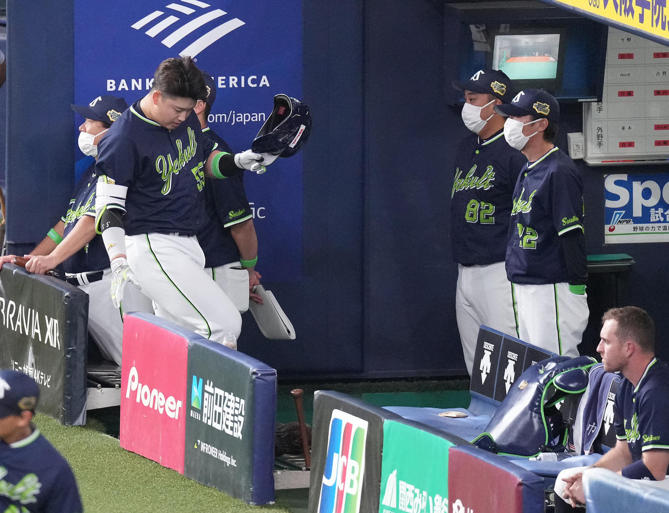 オリックス対ヤクルト　4回表ヤクルト1死、一ゴロに倒れベンチへ戻る村上（左手前）。右から2人目は高津監督（撮影・鈴木みどり）
