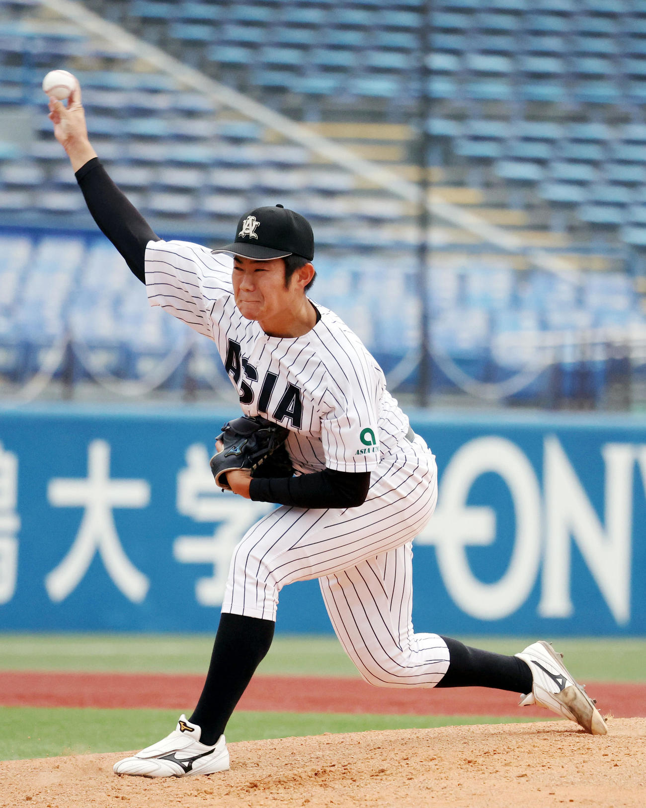 国学院大対亜大　3回表途中から登板する西武ドラフト4位の亜大2番手の青山（撮影・狩俣裕三）
