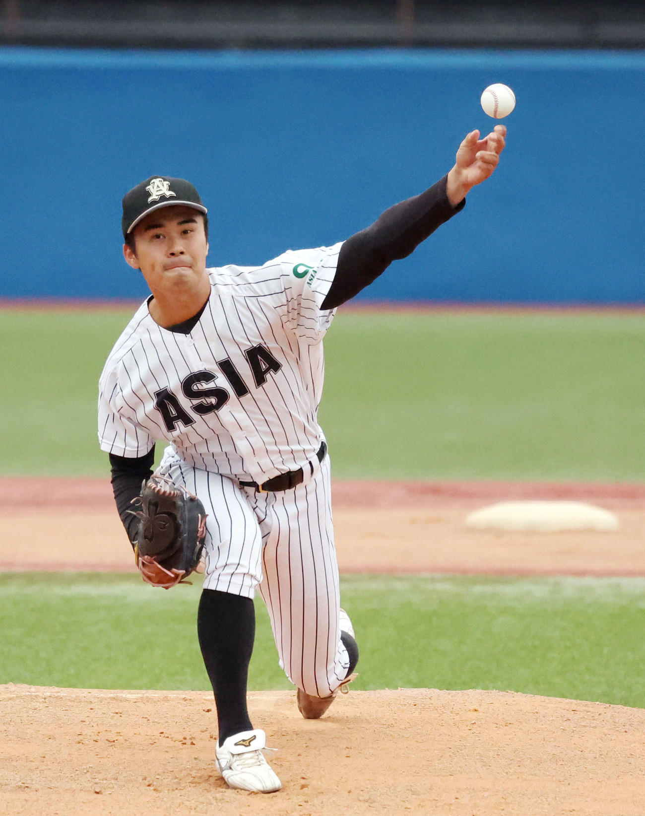 国学院大対亜大　ソフトバンクのドラフト5位指名で亜大先発の松本（撮影・狩俣裕三）