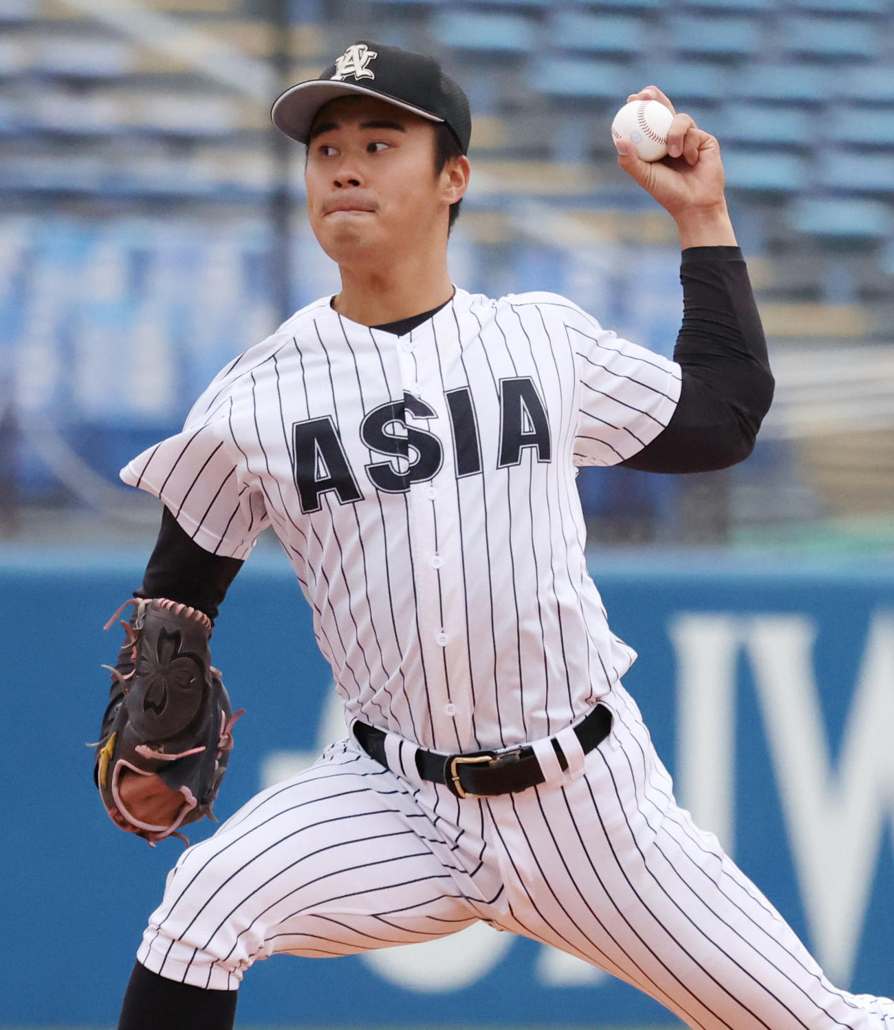 国学院大対亜大　ソフトバンクのドラフト5位指名で亜大先発の松本（撮影・狩俣裕三）