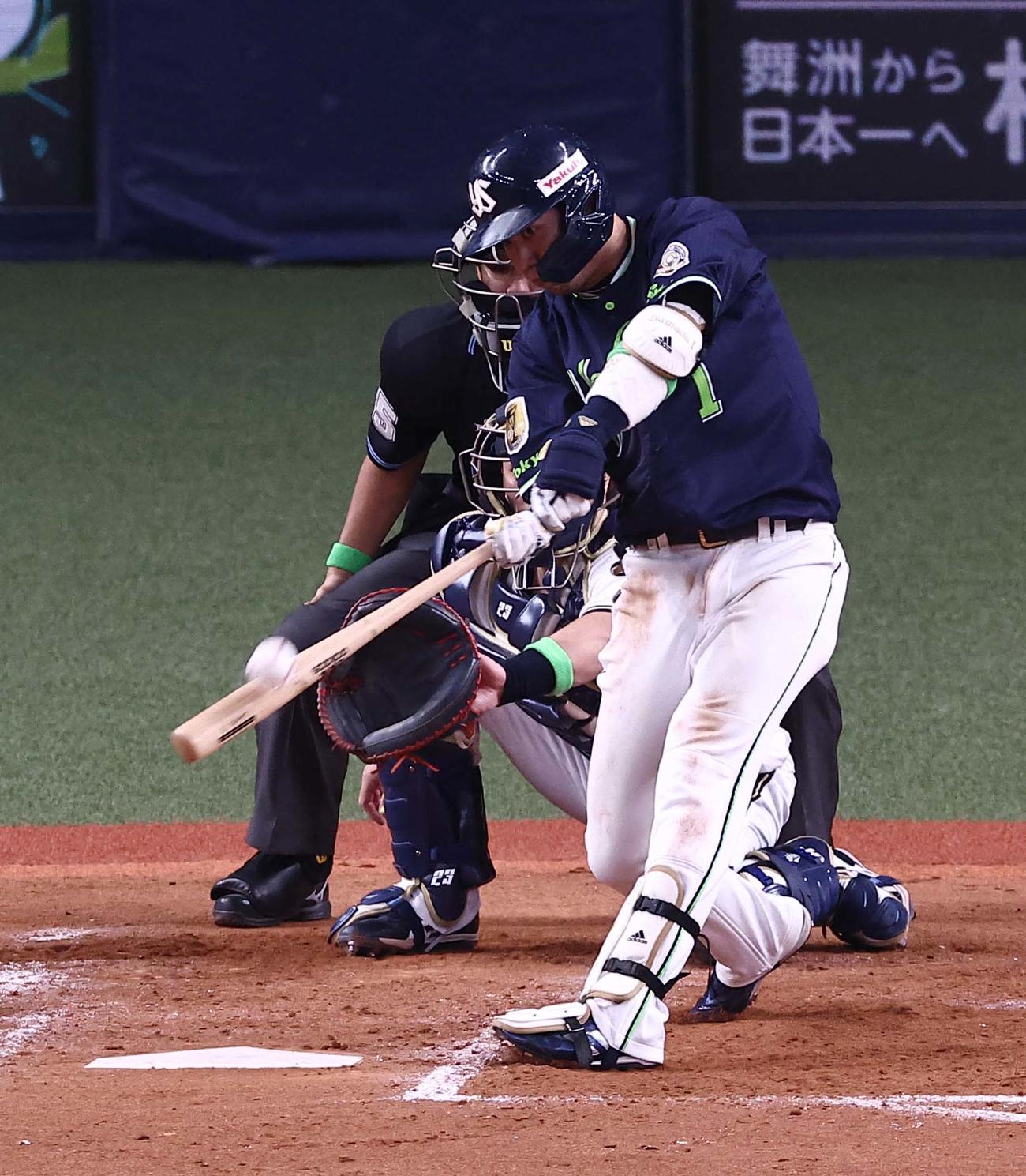 日本シリーズ第3戦　ヤクルト対オリックス　5回表ヤクルト2死一、二塁、山田は左越え3点本塁打を放つ（撮影・上田博志）