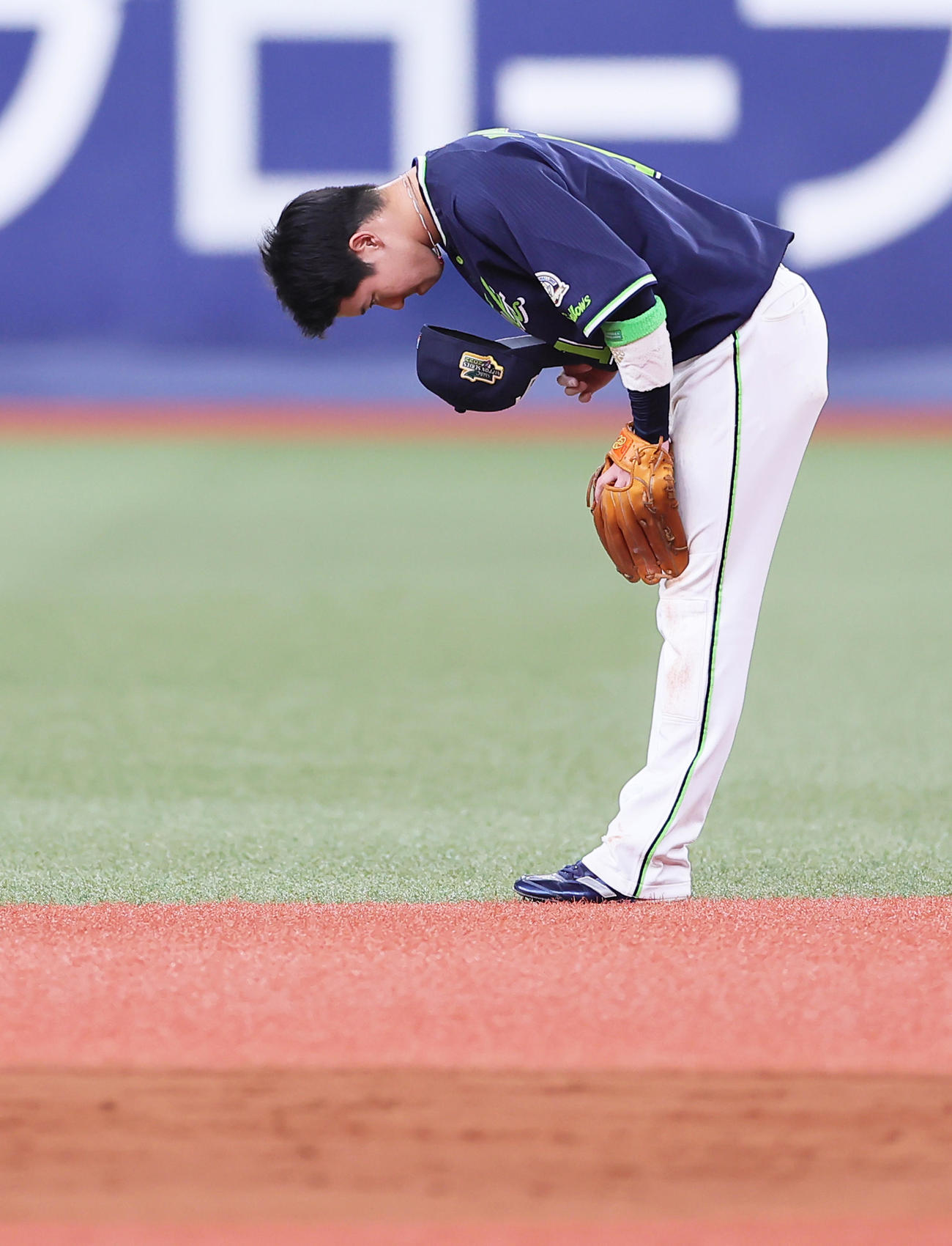 オリックス対ヤクルト　5回表に3点本塁打を放ったヤクルト山田は守備につき、スタンドのファンにお辞儀する（撮影・足立雅史）