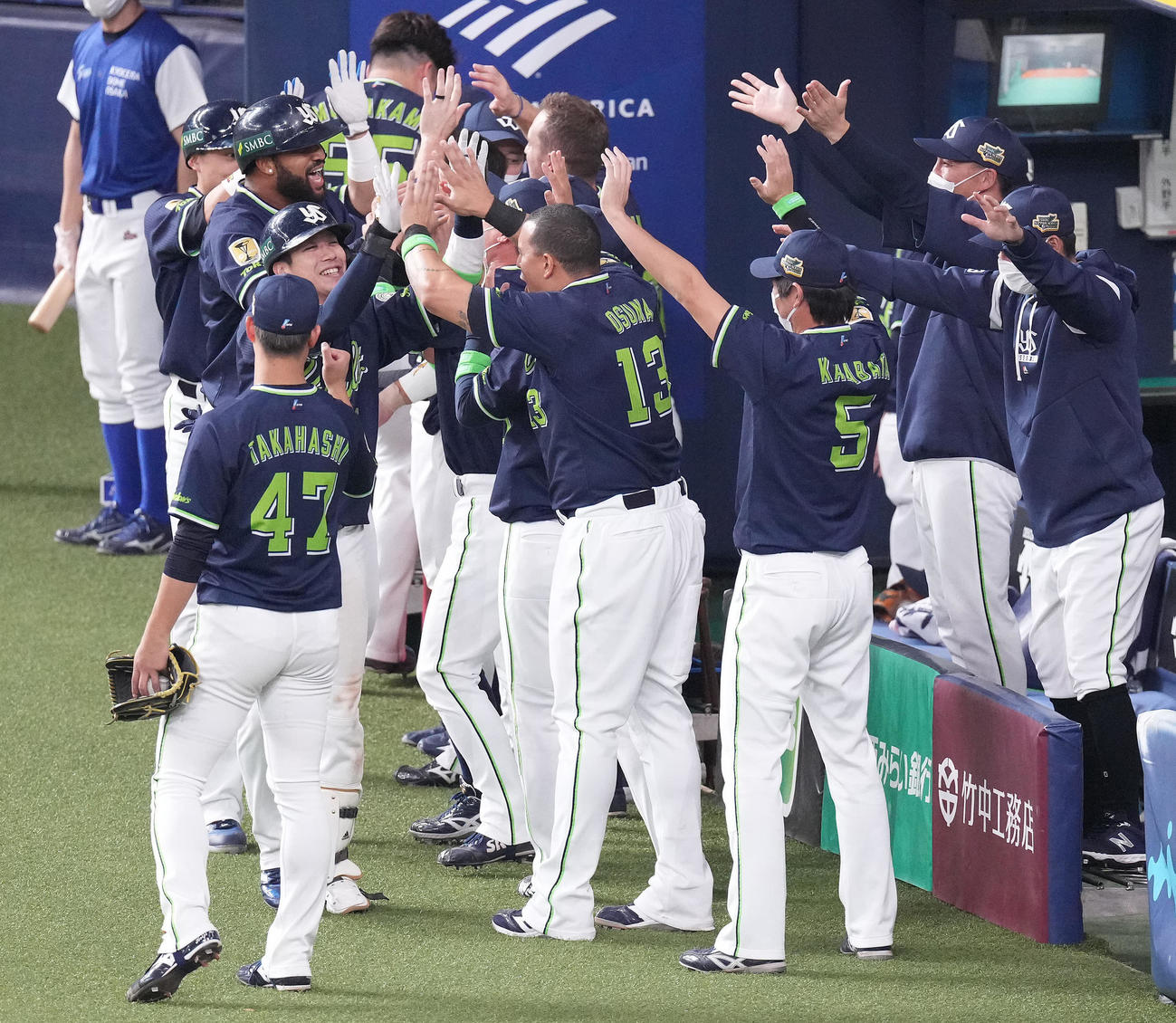 オリックス対ヤクルト　5回表ヤクルト2死一、二塁、先制の左越え3点本塁打を放った山田（左手前から2人目）はナインと笑顔でハイタッチ（撮影・鈴木みどり）