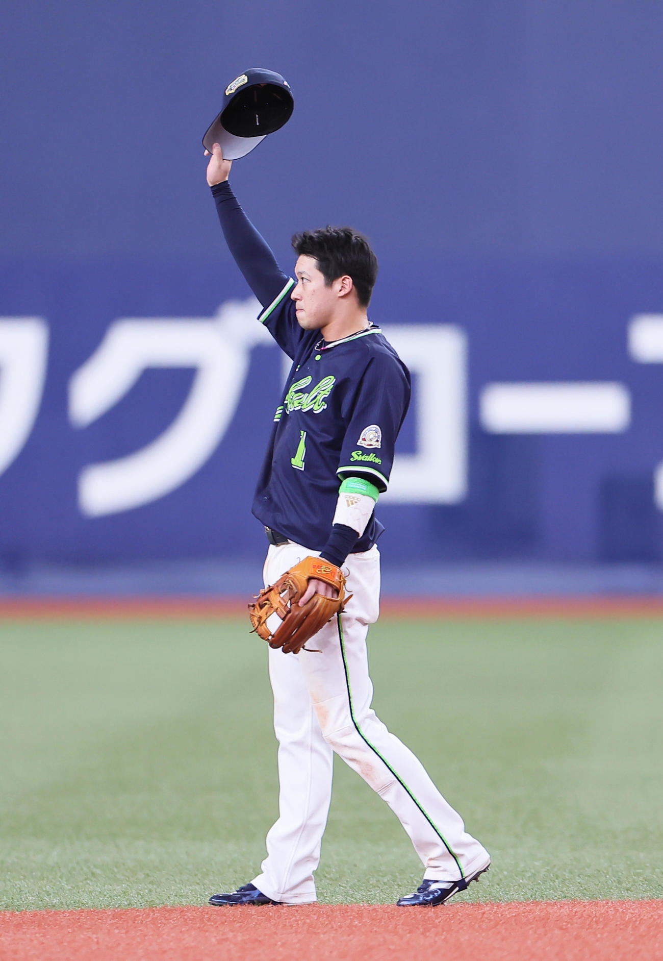 オリックス対ヤクルト　5回表に3点本塁打を放ったヤクルト山田は守備につき、スタンドのファンに帽子を取って応える（撮影・足立雅史）