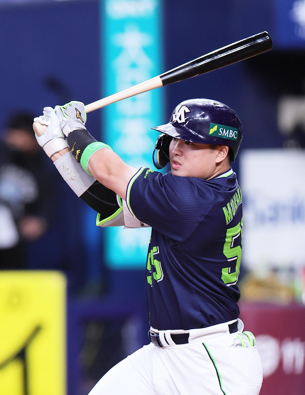 オリックス対ヤクルト　6回表ヤクルト1死、村上は左二塁打を放つ（撮影・足立雅史）