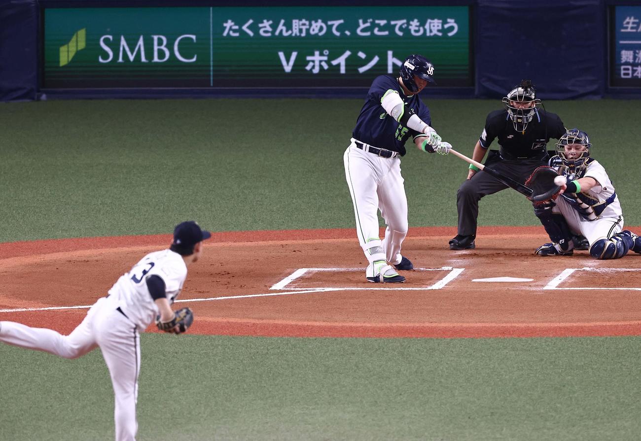 日本シリーズ第3戦　ヤクルト対オリックス　6回表ヤクルト1死、村上は左翼線へ二塁打を放つ（撮影・上田博志）