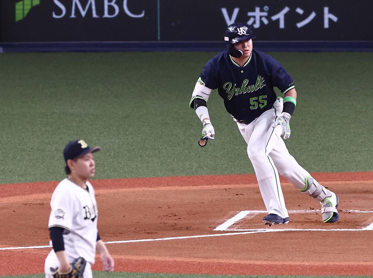 日本シリーズ第3戦　ヤクルト対オリックス　6回表ヤクルト1死、村上は左翼線へ二塁打を放つ（撮影・上田博志）