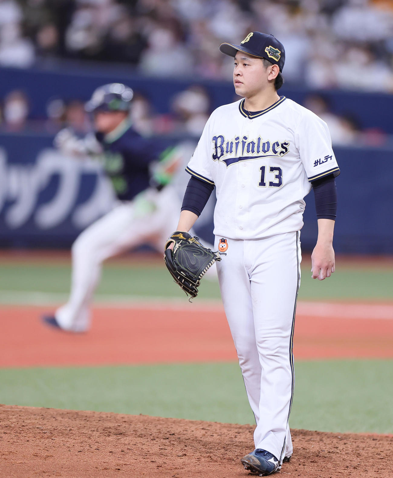 オリックス対ヤクルト　6回表ヤクルト1死、村上（後方）に左二塁打を許した宮城（撮影・足立雅史）