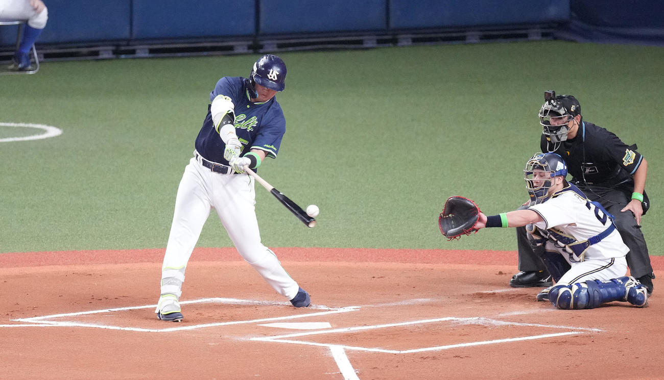 オリックス対ヤクルト　6回表ヤクルト1死、左二塁打を放つ村上（撮影・鈴木みどり）