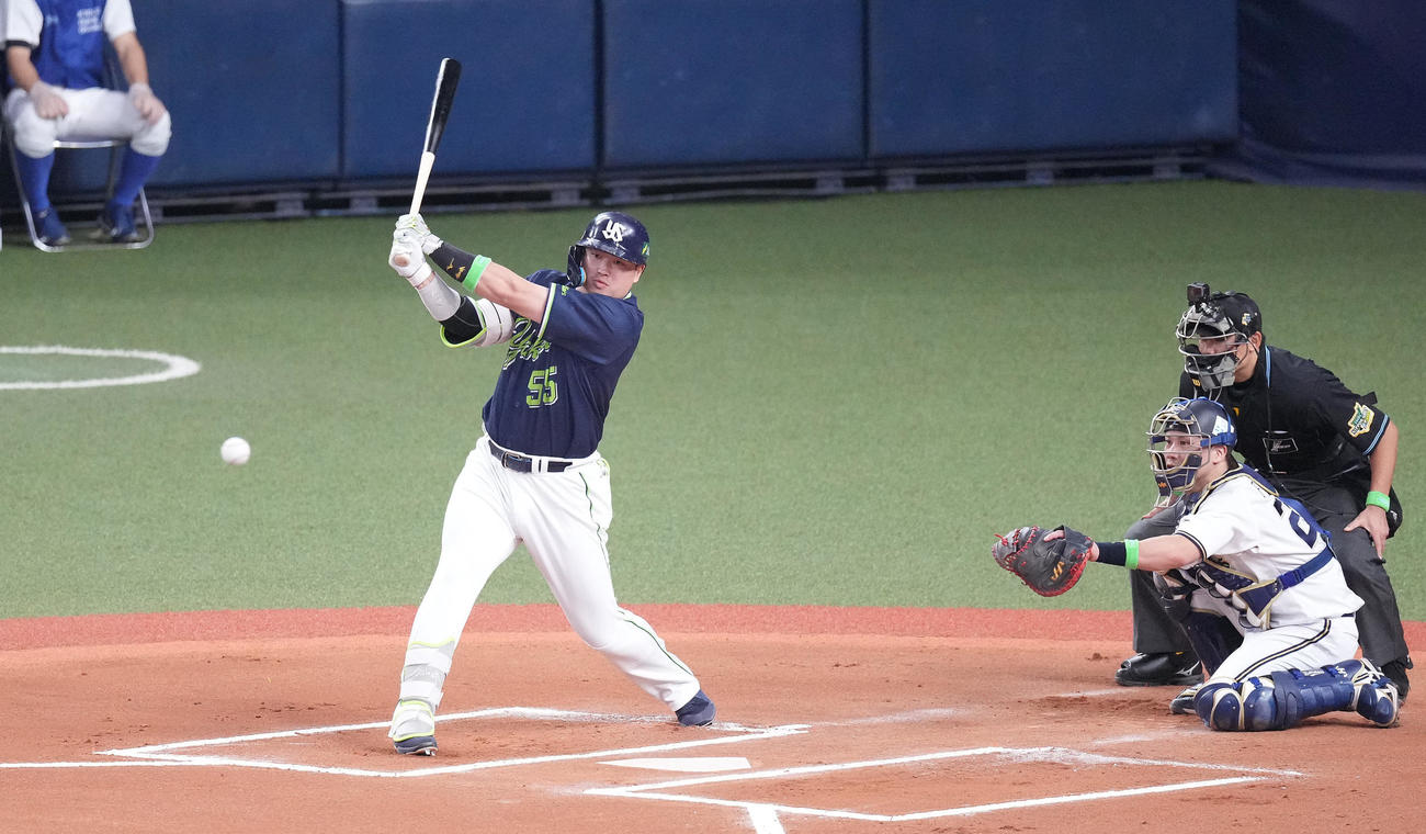 オリックス対ヤクルト　6回表ヤクルト1死、左二塁打を放つ村上（撮影・鈴木みどり）