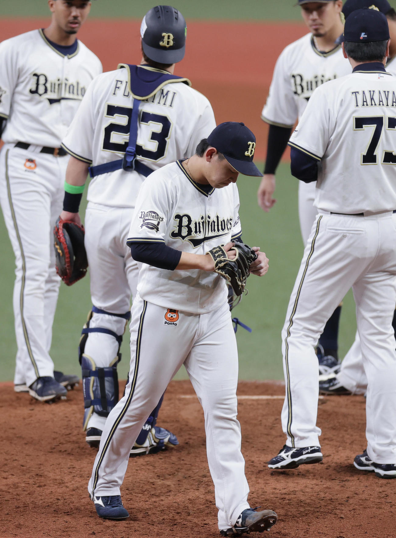 オリックス対ヤクルト　6回表ヤクルト1死二塁、オスナに四球を与えたところで降板となる宮城（手前）（撮影・前田充）