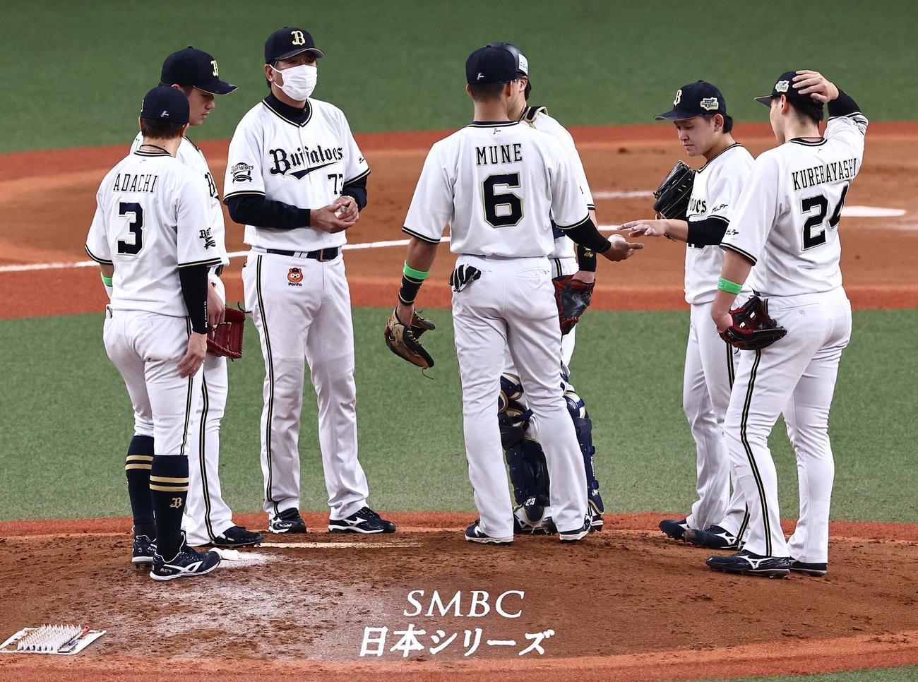 ヤクルト対オリックス　宮城（右から2人目）は6回途中3失点で降板する（撮影・上田博志）