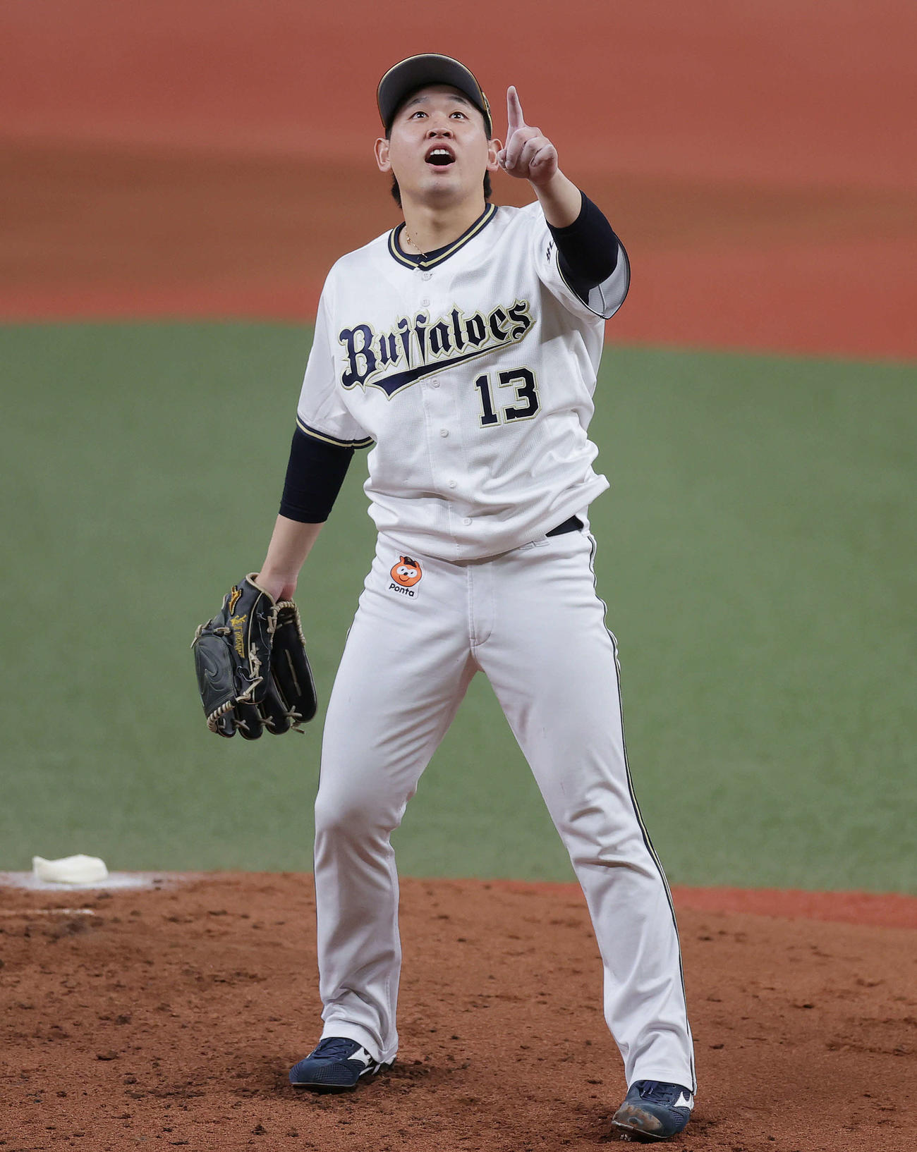オリックス対ヤクルト　3回表ヤクルト無死、キブレハンの捕邪飛を指さす宮城（撮影・前田充）