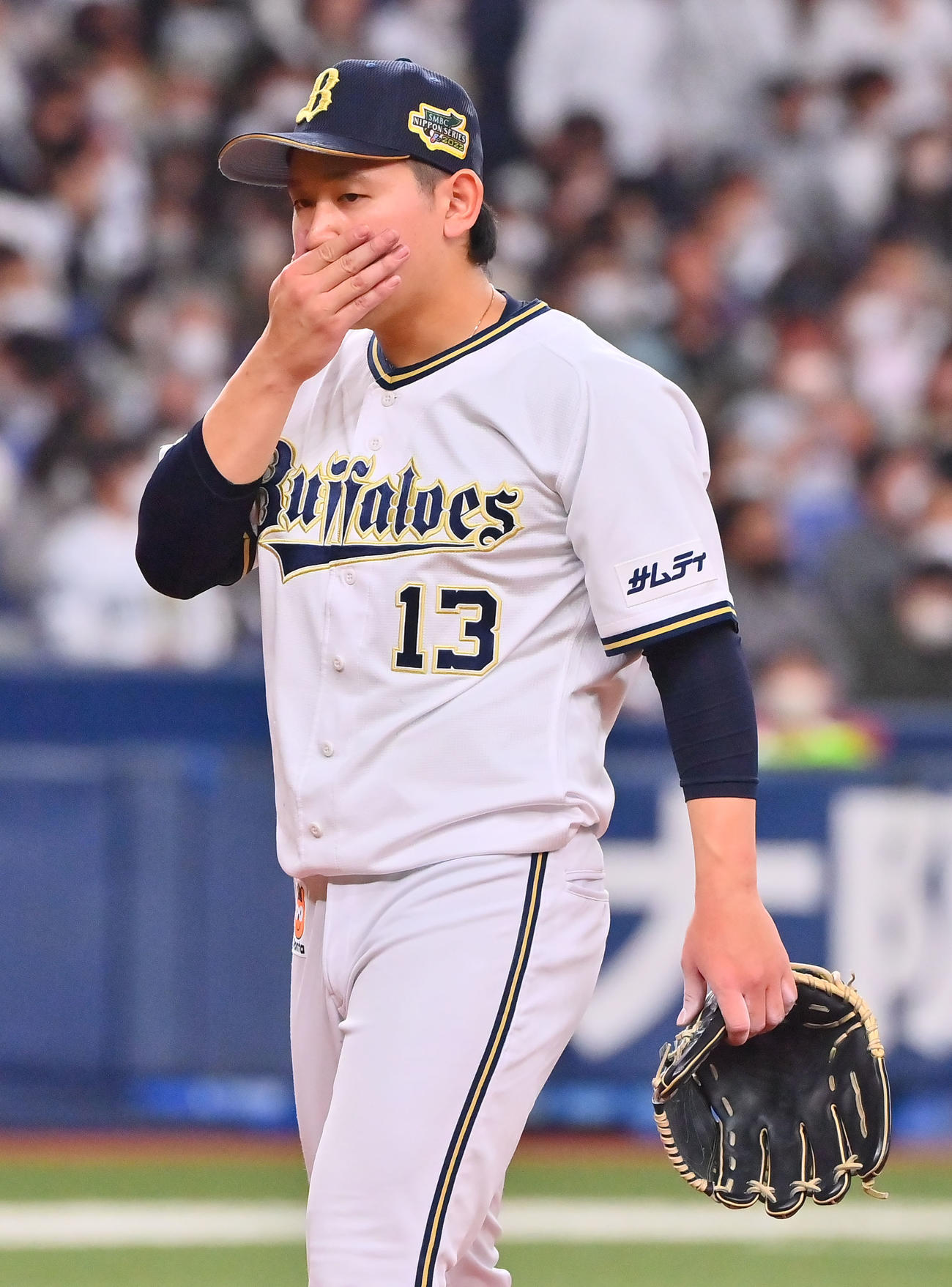 オリックス対ヤクルト　5回表ヤクルト2死一、二塁、山田に3点本塁打を浴びベンチに戻る宮城（撮影・和賀正仁）