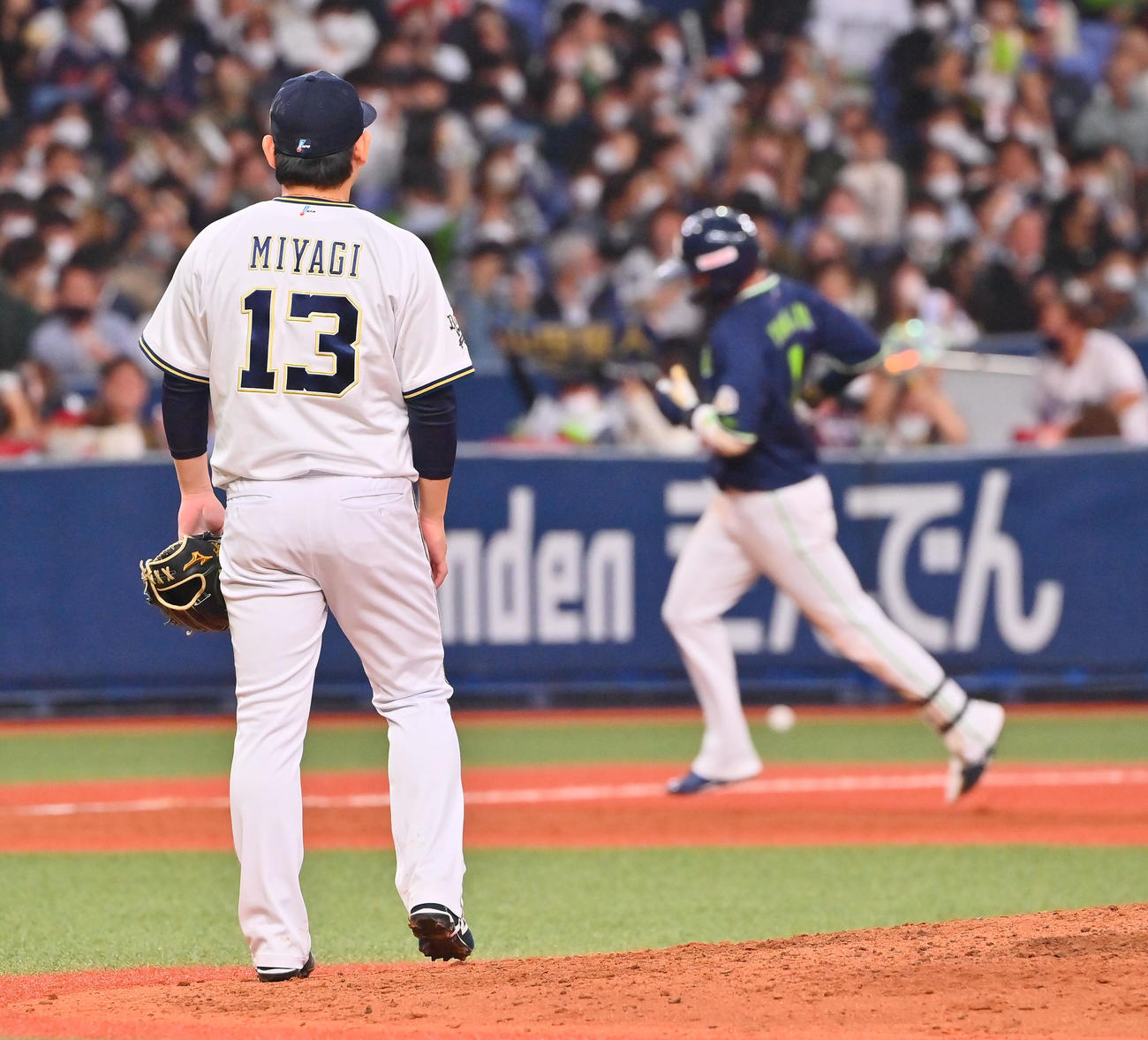 オリックス対ヤクルト　5回表ヤクルト2死一、二塁、山田に3点本塁打を浴びた宮城（撮影・和賀正仁）